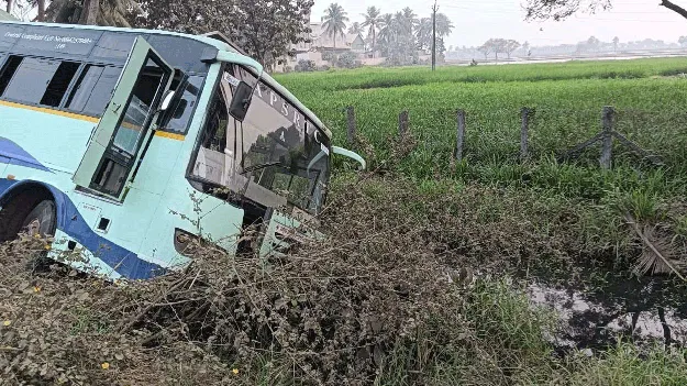 పంట బోదెలోకి దూసుకెళ్లిన ఆర్టీసీ బస్సు